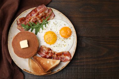 Ahşap masada omlet ve pastırmalı leziz krepler. Metin için boşluk