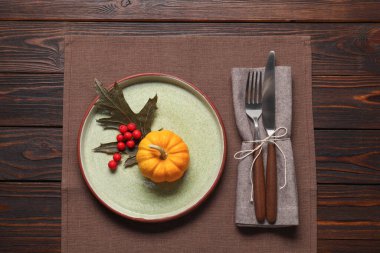 Ahşap zemin üzerinde şık sonbahar masa ayarları, düz yatıyordu