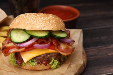 Pastırmalı lezzetli burger, sebze ve ahşap masada köfte, yakın plan. Metin için boşluk