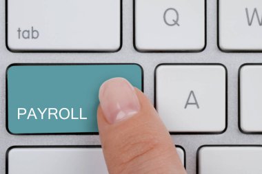 Klavyede kelime maaş bordrosuyla turkuaz düğmesine basan kadın, üst görünüm