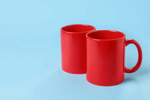 Дві Червоні Керамічні Чашки Світло Блакитному Фоні Простір Тексту — стокове фото