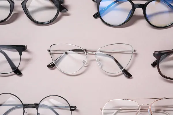 Muitos Óculos Elegantes Diferentes Fundo Cinza Claro Flat Lay — Fotografia de Stock