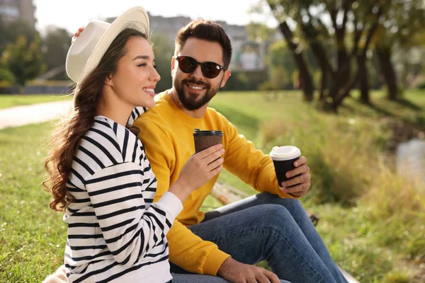 Gyönyörű Fiatal Pár Elvitelre Kávéval Együtt Töltik Időt Mellett Parkban — Stock Fotó