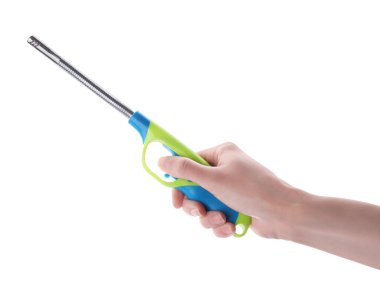 Beyaz arka planda gaz lambası tutan kadın, yakın plan.