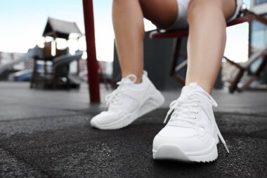 Dışarıda şık ayakkabılar giyen bir kadın, yakın plan. Metin için boşluk