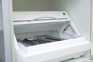 Klinikte tıbbi aletlerle dolu steril depo odası. Jinekolojik muayene.