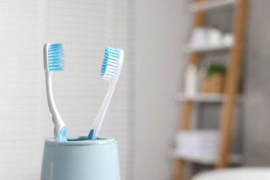 Plastik diş fırçaları arka planda bulanık, yakın plan. Metin için boşluk