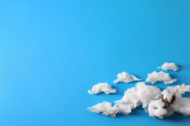Mavi arka planda pamuktan ve yumuşak çiçeklerden oluşan bulutlar. Metin için boşluk