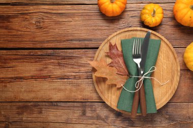 Ahşap arka planda şık bir sonbahar masası, düz. Metin için boşluk