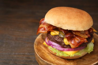 Pastırmalı lezzetli burger, sebze ve ahşap masada köfte, yakın plan. Metin için boşluk