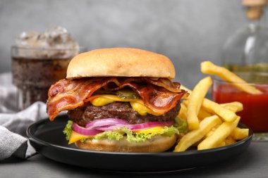 Pastırma, sebze ve patates kızartmasıyla servis edilen lezzetli hamburger, yakın plan.