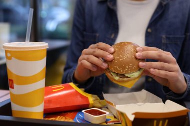 Lviv, Ukrayna - 9 Ekim 2023: Restoranda McDonald 's menüsü olan kadın, yakın plan