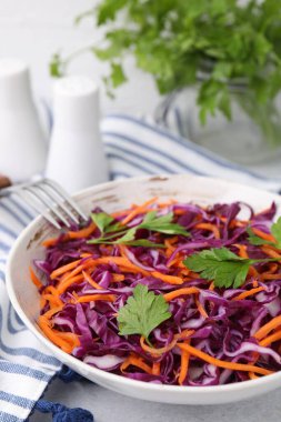 Açık gri masada kırmızı lahana ile lezzetli salata, yakın plan.