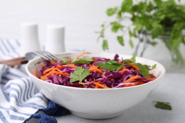 Açık gri masada kırmızı lahana ile lezzetli salata, yakın plan.