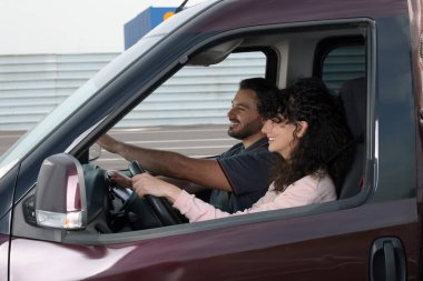 Ehliyet kursu. Arabadaki müfettişle sınavı geçen mutlu öğrenci.