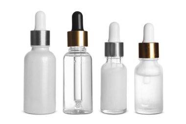 Farklı şişelerdeki serumlar beyaza izole edilmiş, koleksiyon