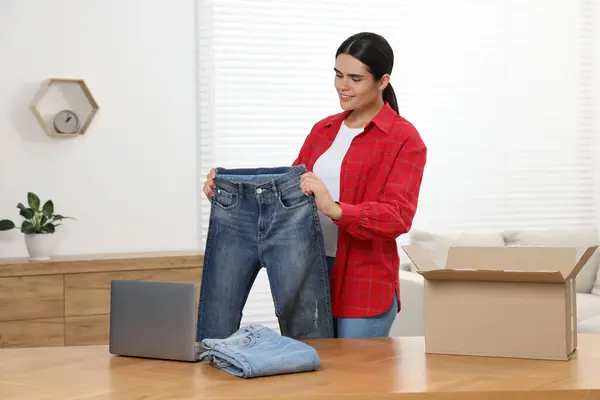 Mujer Joven Con Nuevos Pantalones Vaqueros Recién Desempaquetados Portátil Mesa —  Fotos de Stock