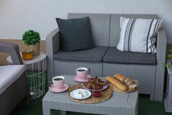 Kültéri Reggeli Teával Croissant Rattan Asztalon Teraszon — Stock Fotó