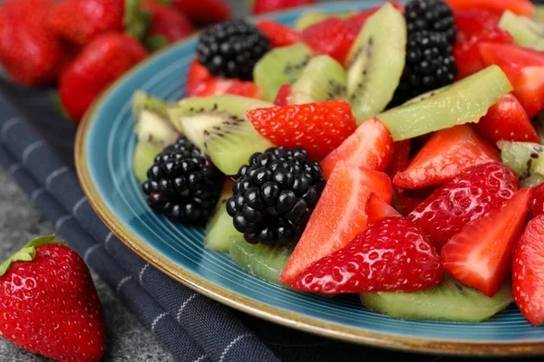 Placa Deliciosa Ensalada Frutas Frescas Mesa Primer Plano — Foto de Stock