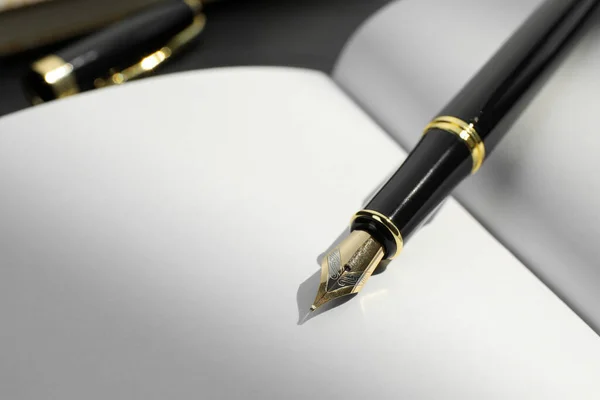Κομψό Μαύρο Στυλό Ανοιχτό Σημειωματάριο Κοντινό Χώρος Για Κείμενο — Φωτογραφία Αρχείου