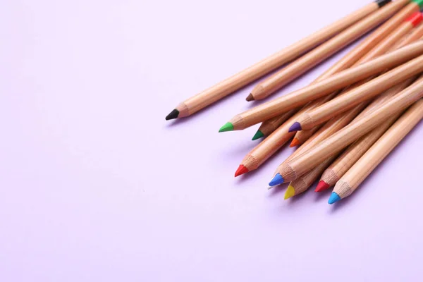 Muitos Lápis Pastel Coloridos Fundo Violeta Espaço Para Texto Material — Fotografia de Stock