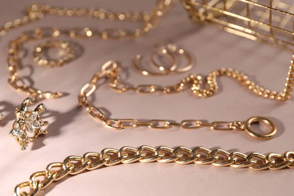 Metalowe Łańcuchy Inne Różne Akcesoria Jasnobrązowym Tle Zbliżenie Luksusowa Biżuteria — Zdjęcie stockowe