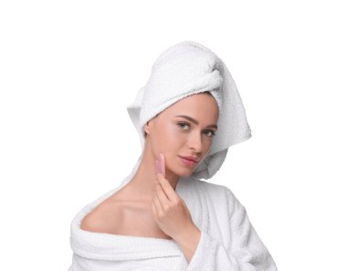 Beyaz üzerine izole gül kuvars gua aleti ile yüzüne masaj yapan genç kadın