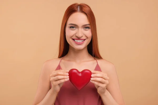 Hermosa Mujer Feliz Con Corazón Rojo Sobre Fondo Beige — Foto de Stock