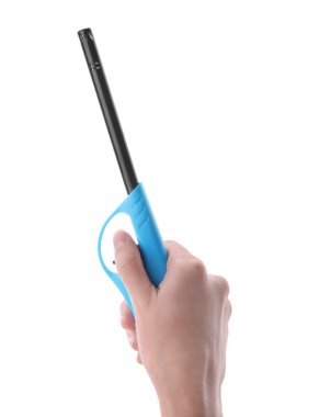 Beyaz arka planda gaz lambası tutan kadın, yakın plan.