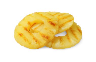 Beyaz üzerine izole edilmiş ızgara ananas dilimleri.