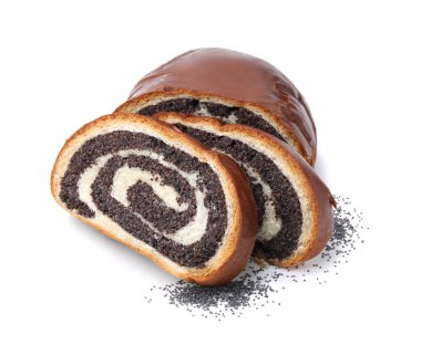 Beyaza izole edilmiş haşhaş tohumu dilimleri. Pasta nefis.