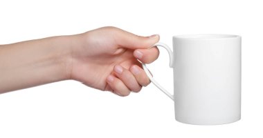 Beyaz arka planda bardağı tutan kadın, yakın plan.