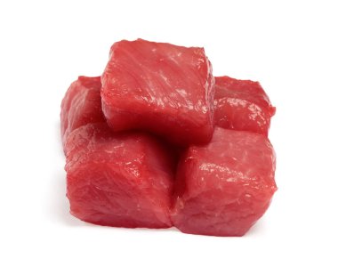 Çiğ et parçaları beyaza izole edilmiş.