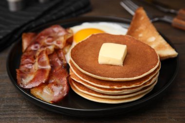 Tahta masada omlet ve pastırmayla servis edilen leziz krepler, yakın plan.
