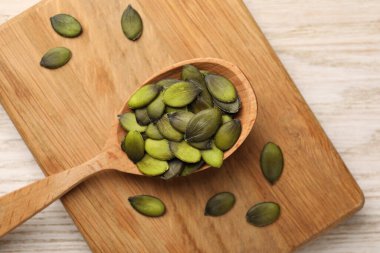 Tahta masada kabak çekirdekli kaşık, üst manzara.