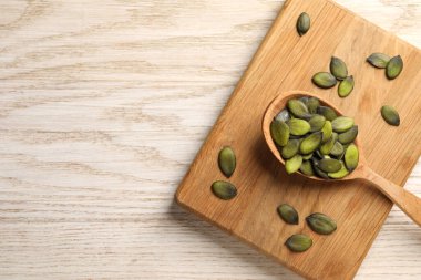 Tahta masada kabak çekirdekli kaşık, üst manzara. Metin için boşluk