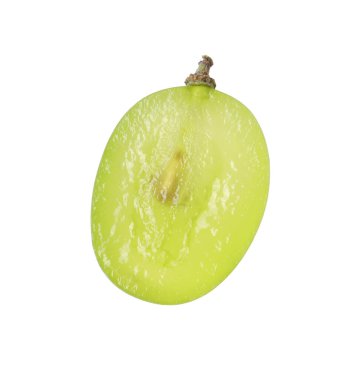 Lezzetli olgun yeşil üzümün yarısı beyaz üzerine izole edilmiş.