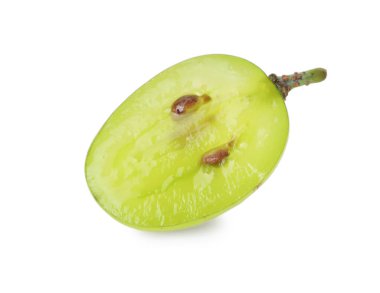 Lezzetli olgun yeşil üzümün yarısı beyaz üzerine izole edilmiş.