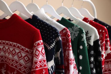 Farklı Noel kazaklarıyla dizilin, yakın görünüm