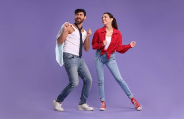 Mutlu çift menekşe arka planda dans ediyor.