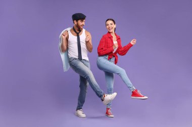 Mutlu çift menekşe arka planda dans ediyor.