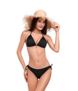 Beyaz tenli, şık bikinili ve hasır şapkalı genç bir kadın.