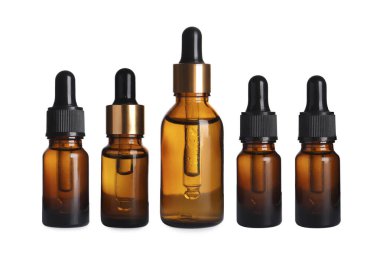 Farklı şişelerdeki serumlar beyaza izole edilmiş, koleksiyon