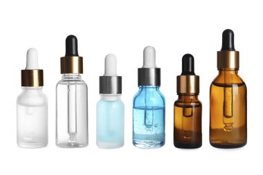 Farklı şişelerdeki serumlar beyaza izole edilmiş, koleksiyon