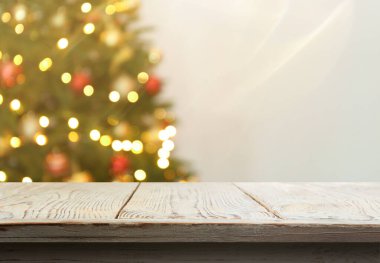 Noel ağacına karşı boş beyaz tahta, dizayn için alan