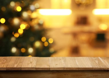 Yeni yıl kutlaması için dekore edilmiş boş tahta tahta oda, tasarım için alan