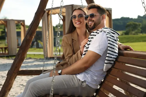 Romantikus Randi Gyönyörű Pár Együtt Töltik Időt Hintapadon Szabadban — Stock Fotó