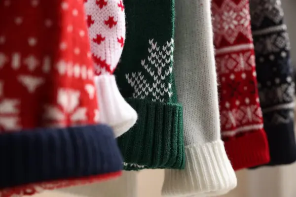 선반에 크리스마스 스웨터 클로즈업 — 스톡 사진