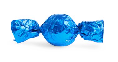 Beyaz üzerine izole edilmiş mavi ambalajlı lezzetli şekerler.