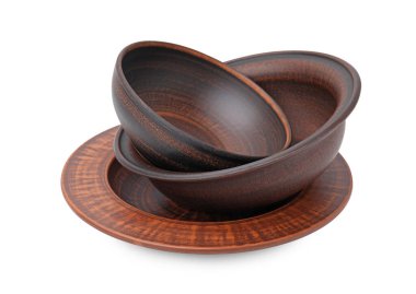 Beyaza izole edilmiş kil tabaklar. Mutfak aletleri